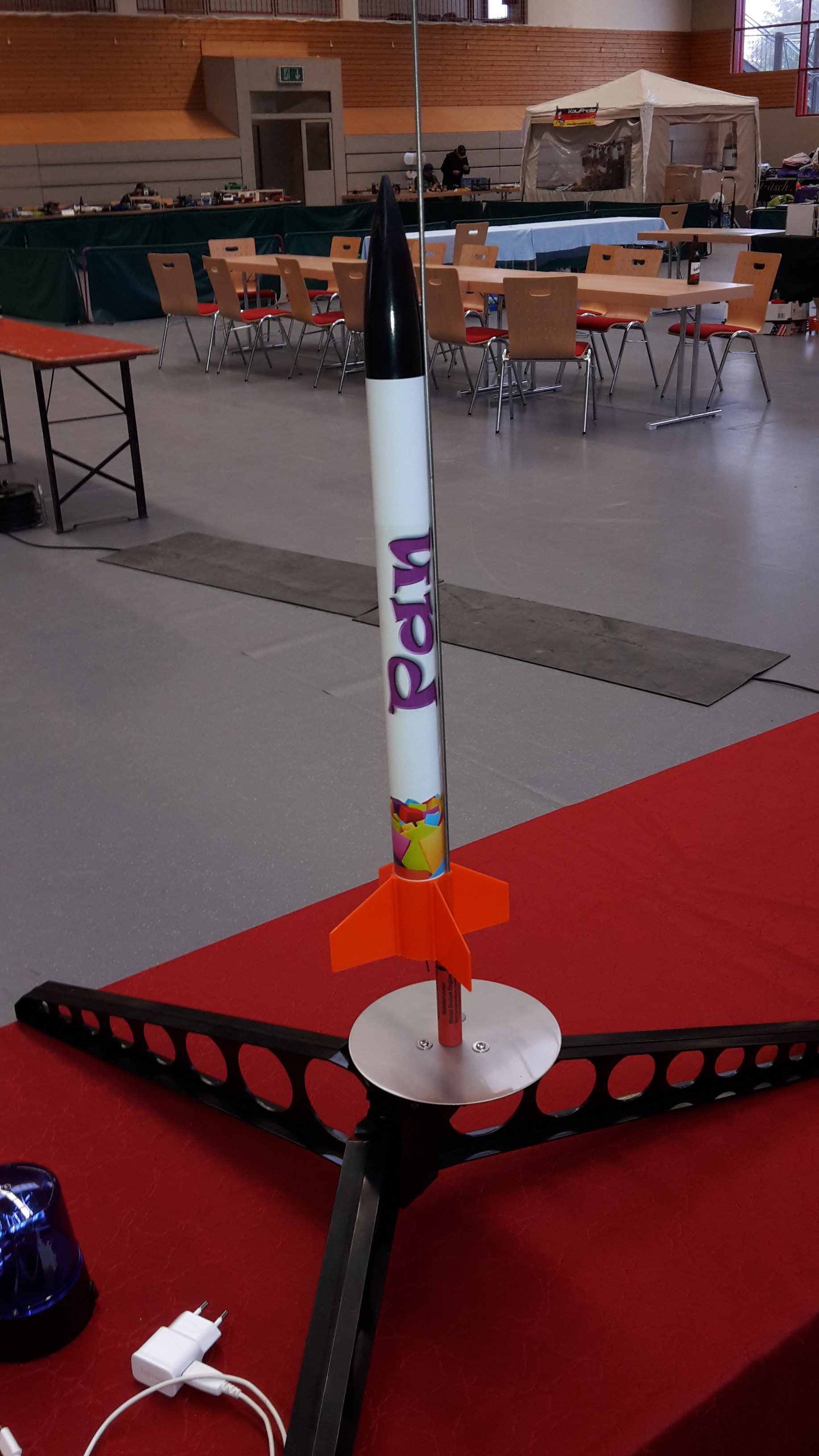 Unsere 1. Modell-Rakete mit einer Größe von etwa 50cm + Startrampe